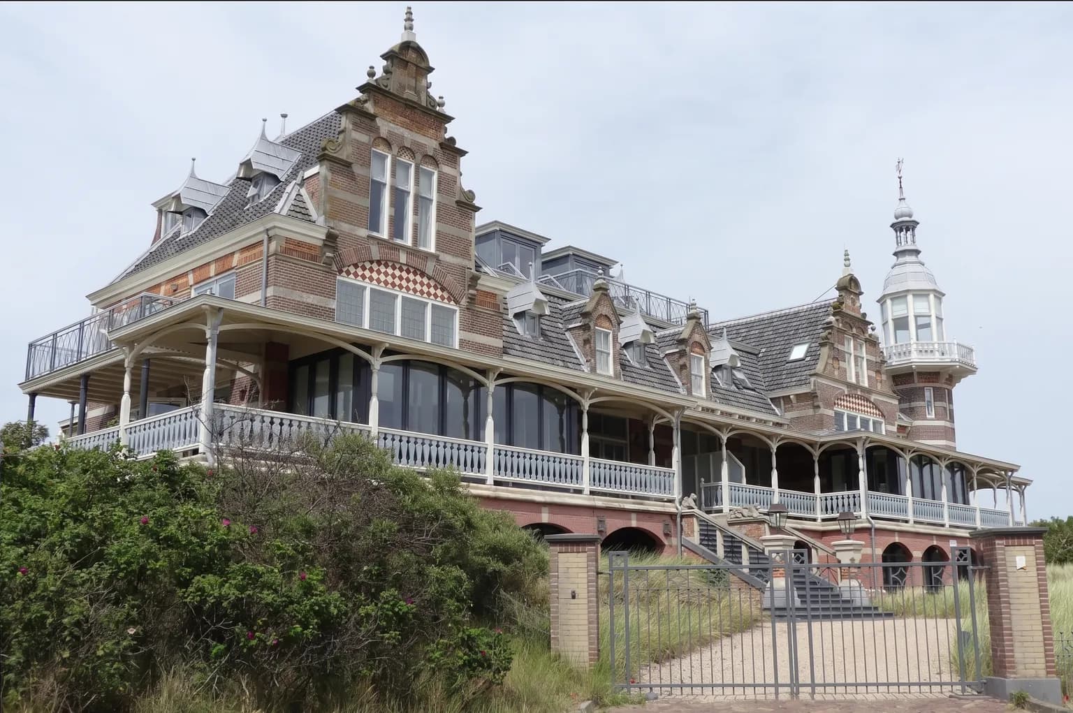 Das Badpaviljoen von Domburg (1889) auf der Düne, mit weißen Veranden und Eckturm mit Laterne