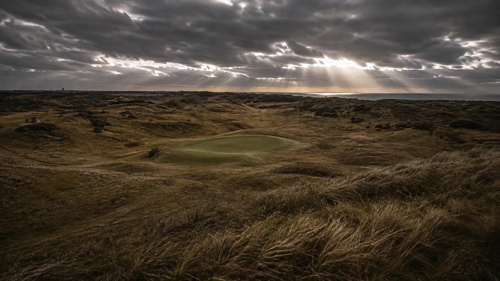 Das narbige Gelände der Domburgsche Golfclub, deren Bunker aus Bombenkratern entstanden