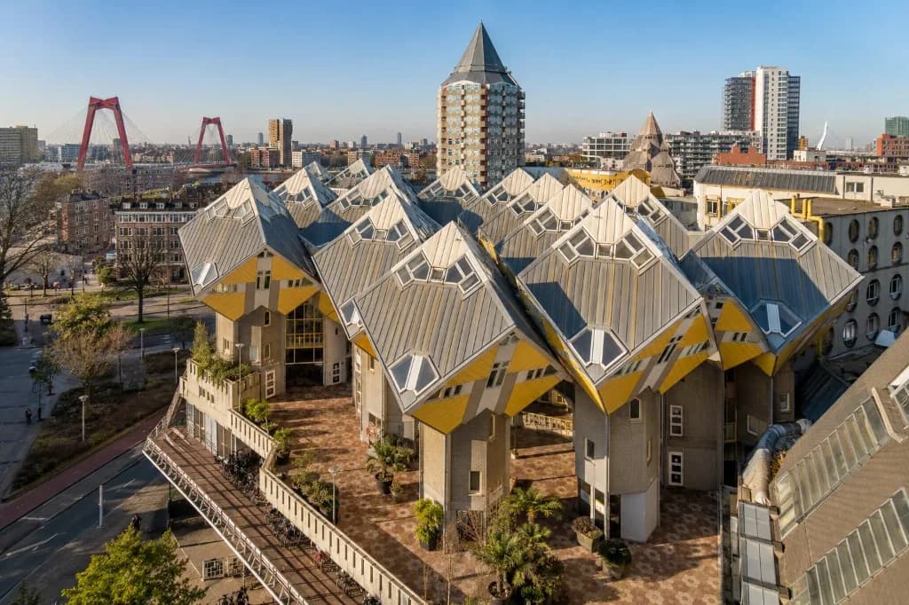 Kubuswoningen Rotterdam: gele gekantelde huizen van Piet Blom, luchtfoto met Willemsbrug