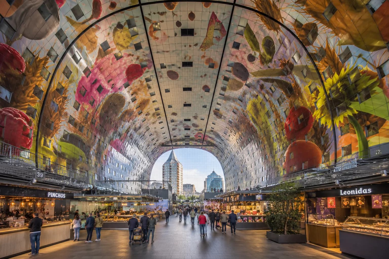 Interieur van de Markthal Rotterdam met het kleurrijke kunstwerk Hoorn des Overvloeds