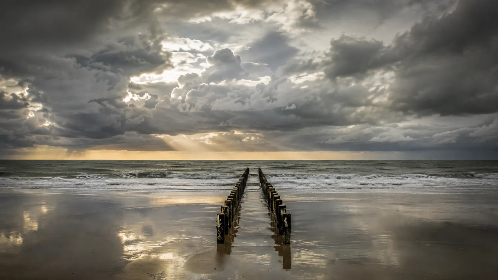 Paalhoofden am Strand von Domburg im November, doppelte Pfahlreihe zur Nordsee
